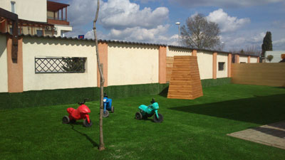 Új műfüves udvar készült a KiVi-Házban